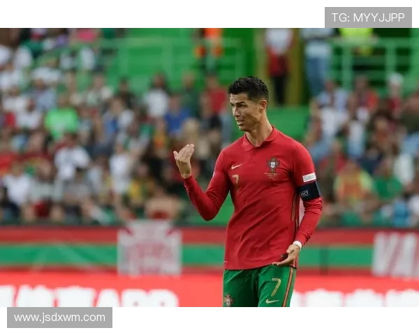 欧冠赛场惊现奇葩一幕球迷冲入场内强抢C罗球衣