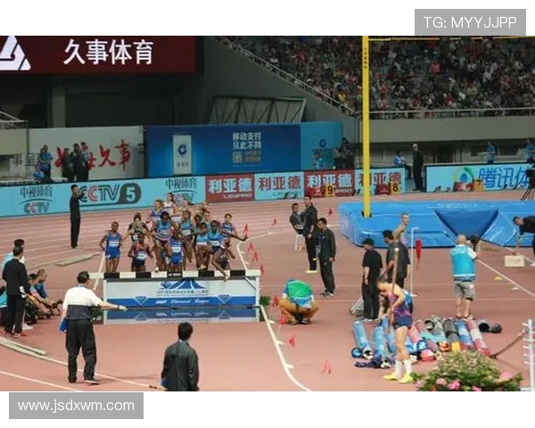 上海足球队在钻石联赛中的拼搏历程与辉煌成就回顾